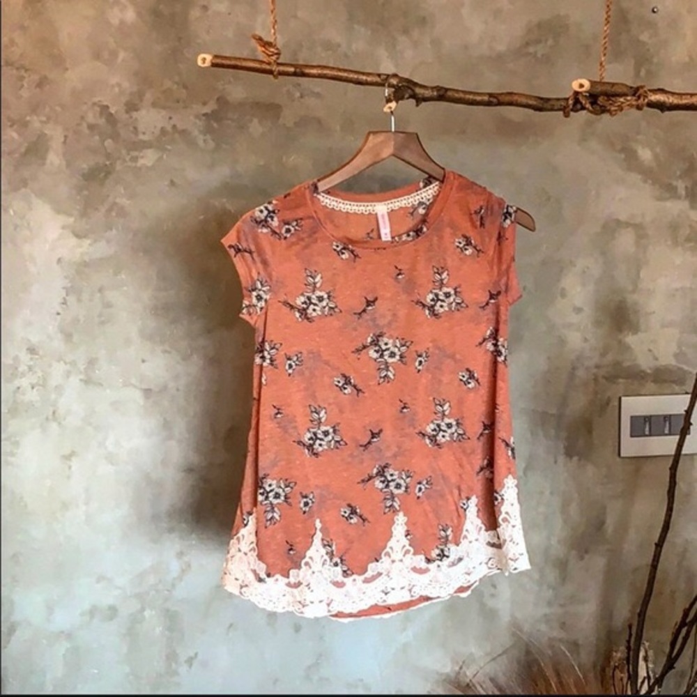 Xhilaration T- shirt floral print and lace detail